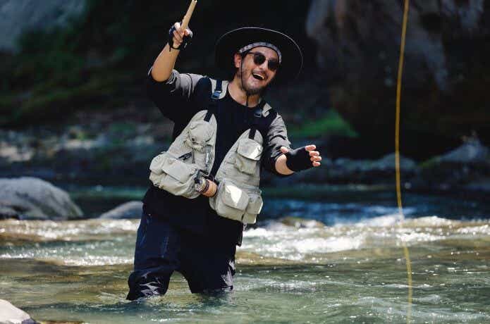 シマノの「テンカラBBキット」で渓流釣りをする山田昭一さん
