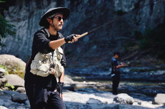 シマノの「テンカラBBキット」で渓流釣りをする山田昭一さん