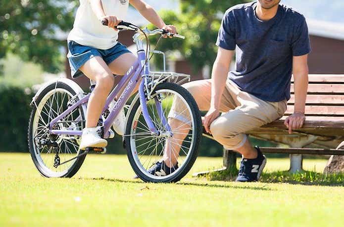 ルイガノのジュニア向け自転車に乗る女の子と父親
