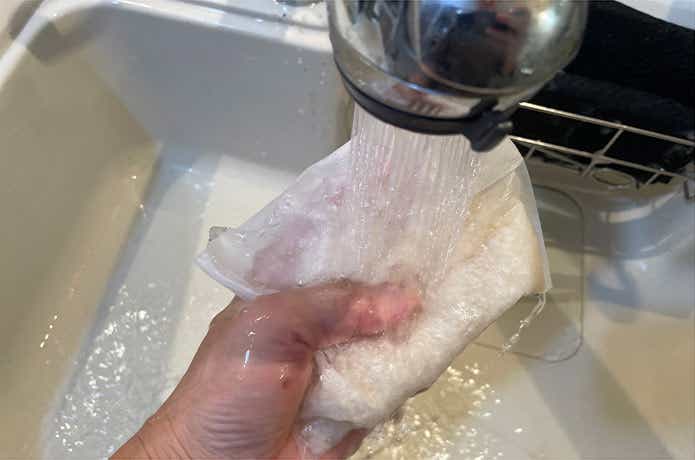 ダイソー「炊飯袋」に米を入れて流水でもみ洗い_撮影筆者