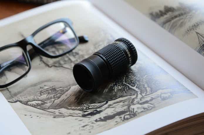 美術書の上に置かれた単眼鏡
