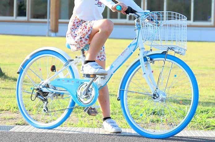 青いジュニア向け自転車に乗る女の子