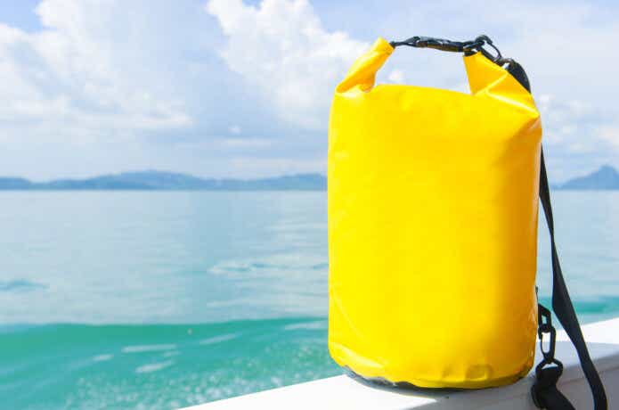 海沿いに立つ防水バッグ