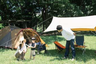 子連れキャンプを楽しむ家族