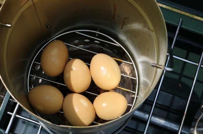 スモーカーの中の燻製卵