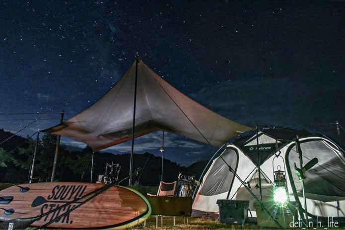 SUPのある夜のキャンプサイト