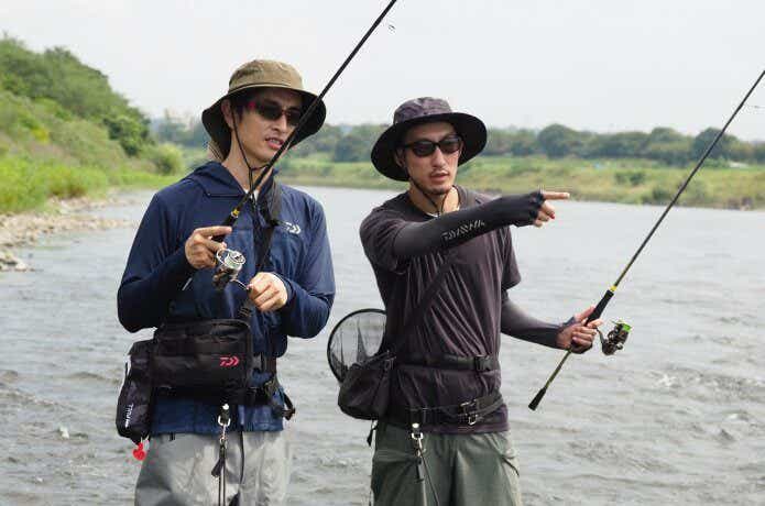 DAIWAの釣りギアでアユイングを楽しむ2人