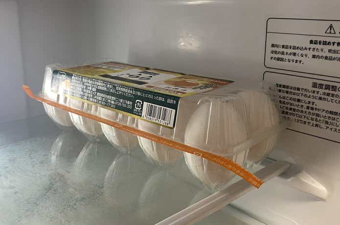 冷蔵庫の中の卵パック