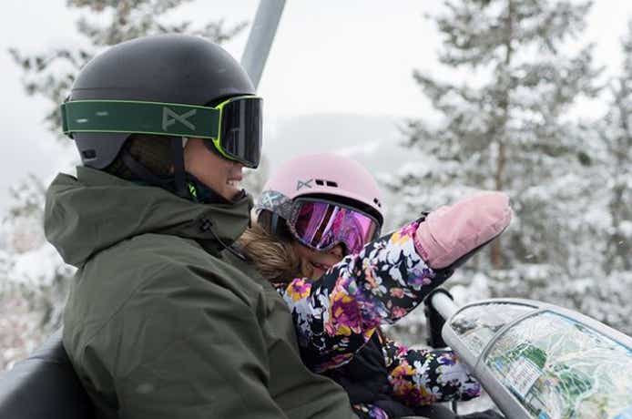 スノーボード用ヘルメットを着用している親子