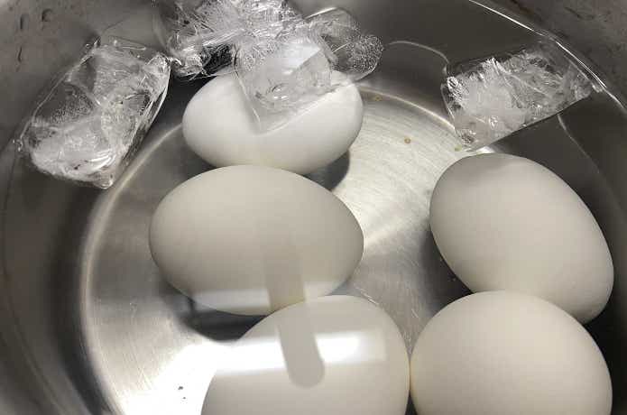 卵を氷水につける