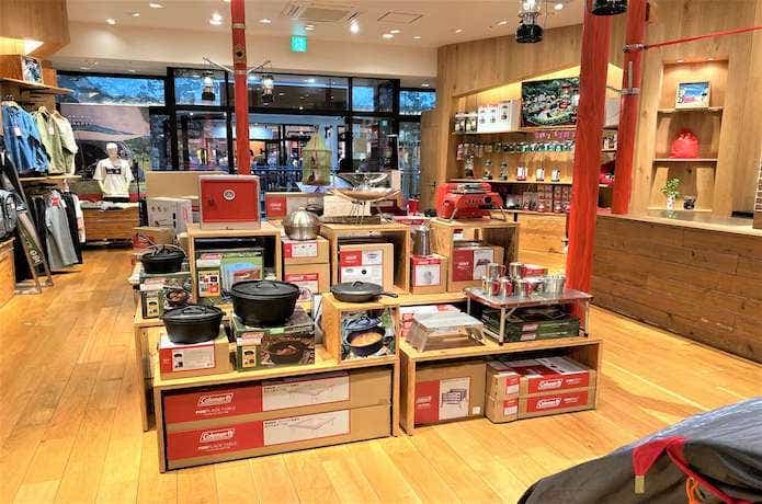 「三井アウトレットパーク長島店」の店内にダッチオーブンやコンロなどが置かれている