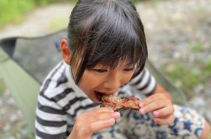 スペアリブを食べる子供