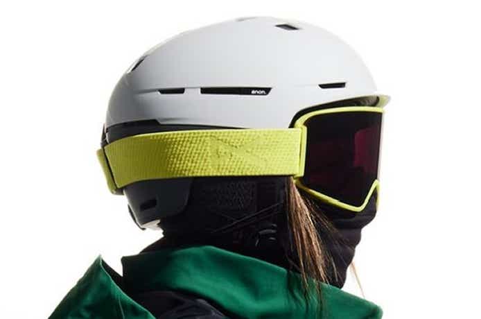 スノーボード用ヘルメットを被った横顔