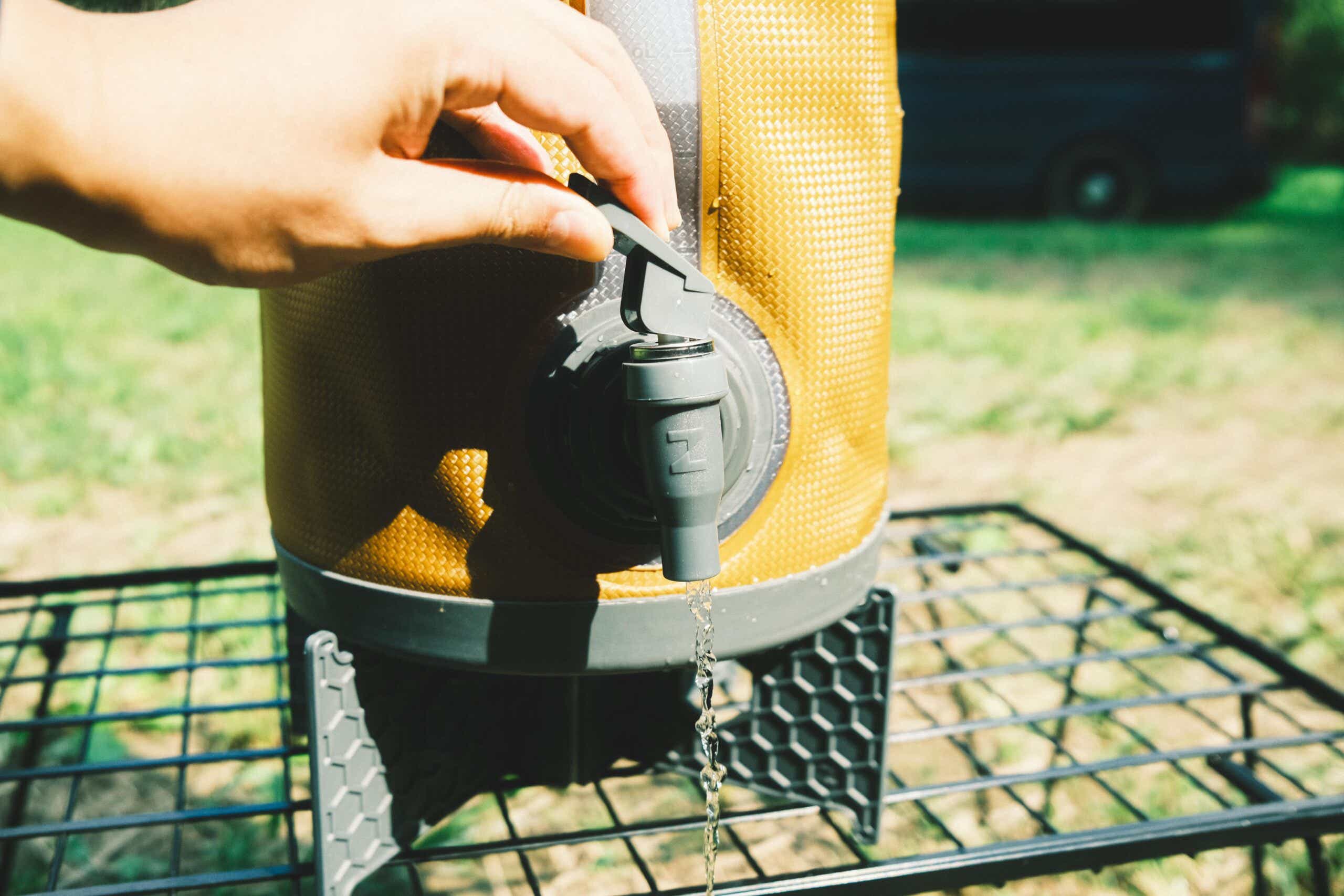 コラプズ ウォータージャグの蛇口を少し開ける