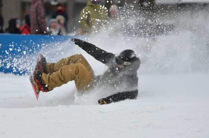 スノーボードで転倒する人