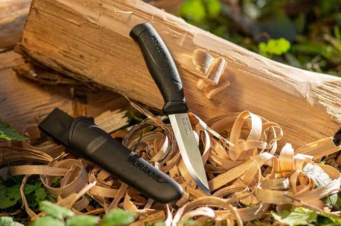 モーラナイフと木材