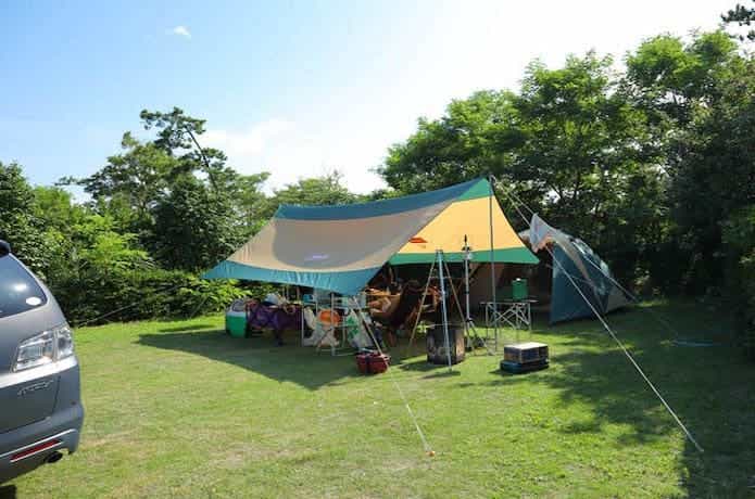 「神栖市営 日川浜オートキャンプ場」のテントサイトにタープが張られている