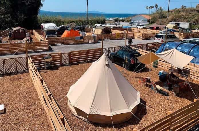 「DOG DEPT GARDEN RESORT 安房白浜」のキャンプサイトにテントが張られている様子