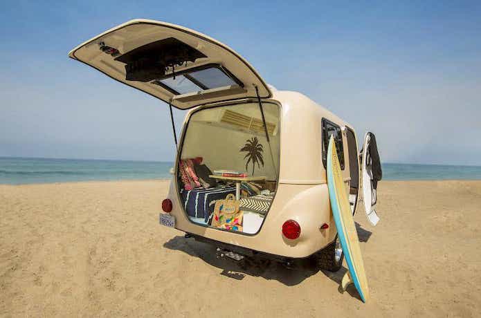 Happier Camper「HC1」を砂浜に停めている。
