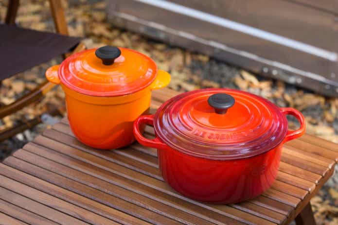 赤とオレンジ色の鍋