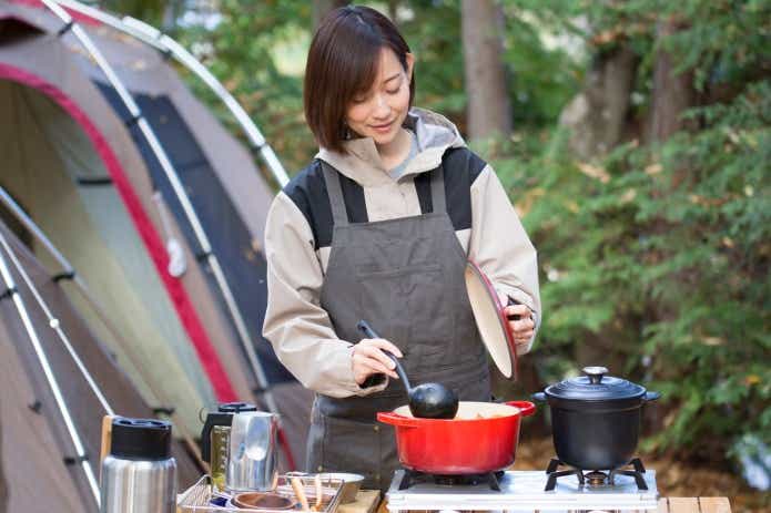 キャンプ料理をする女性