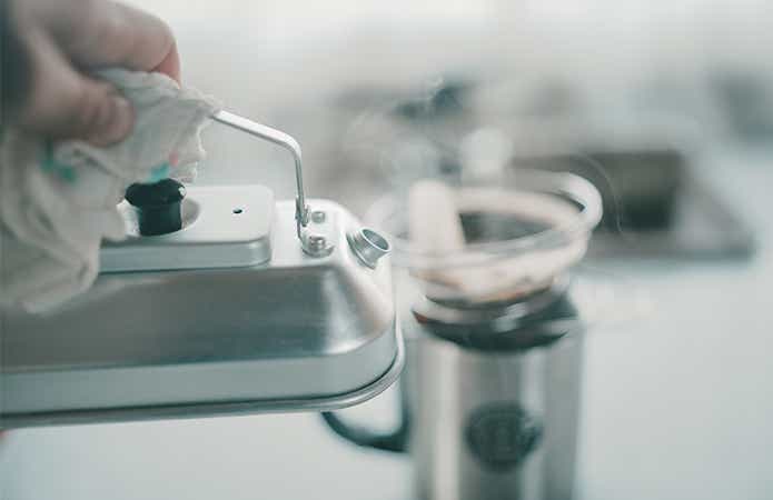 コンパクトな手のひらサイズのケトル。コンパクトで、熱伝導が良いアルミ製なのでお湯を沸かすのが早い。