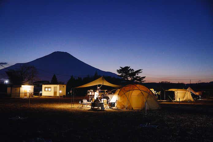 夕暮れ時の富士山とテントサイト