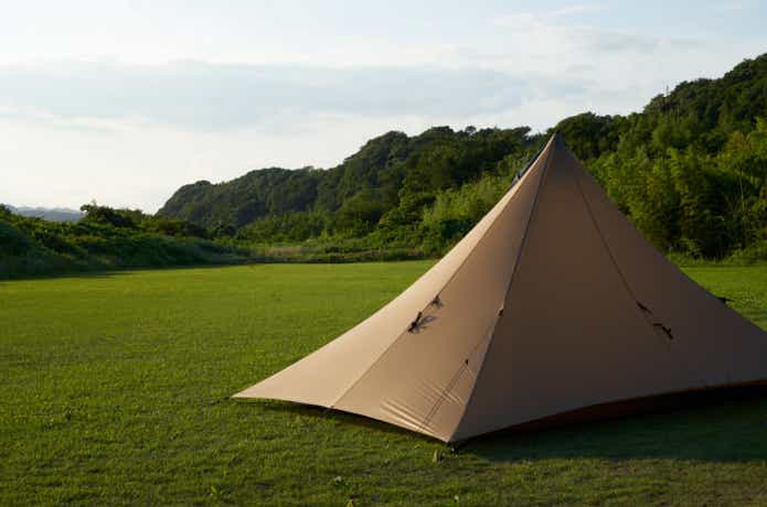 草原に設営された軽量テント