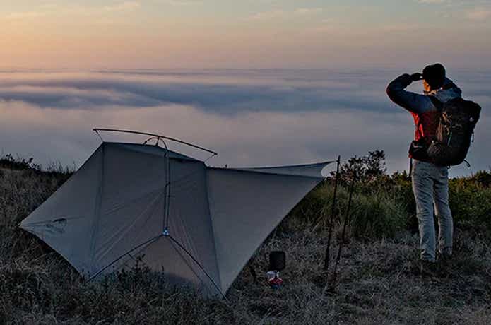 登山キャンパーが設営した軽量テント
