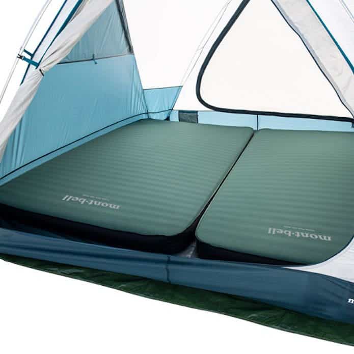 モンベルの「キャンプパッド 100 ワイド」がテント内に並べられている