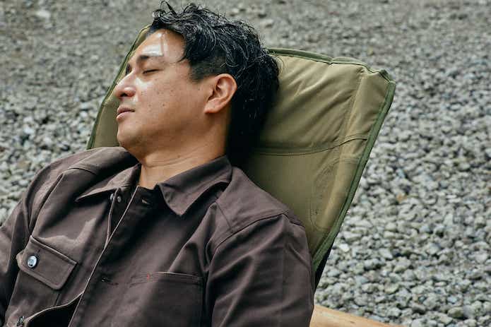 ハイバックチェアでうたた寝する男性