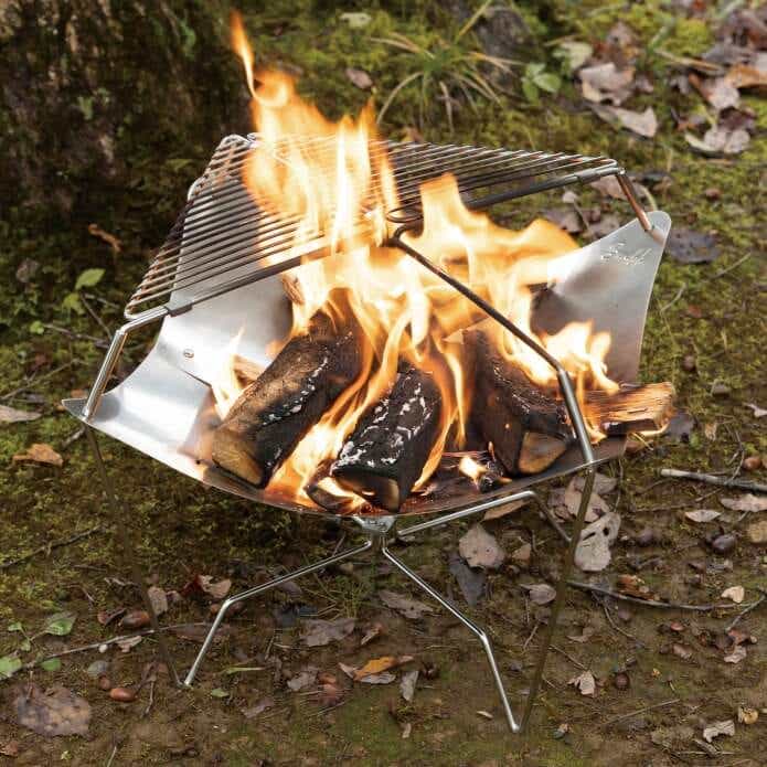 バンドック「焚き火台 LOTUS」で薪を燃やしている