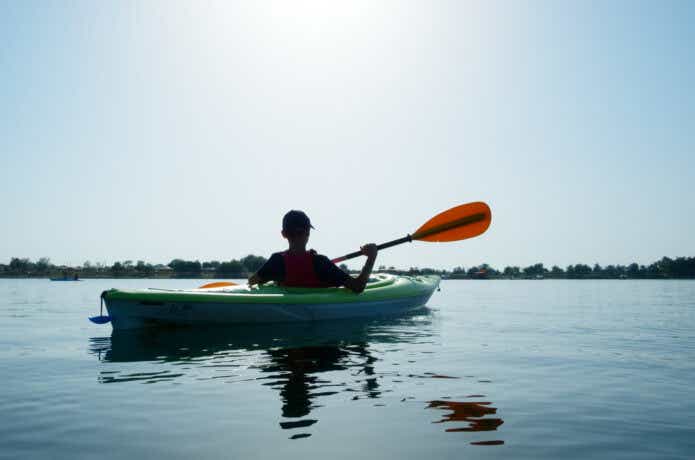 湖上でカヌーをする男性の後ろ姿