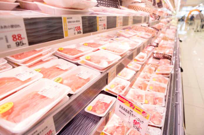 スーパーの食品売り場に肉が並んでいる