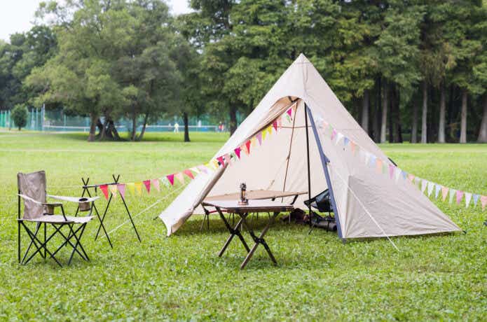 キャンプ場に設営されたテント