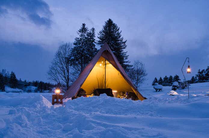 深い雪に囲まれたテント