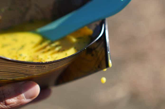 フォッジルズ「スナップフォールド ソロパック」の「カップ」の折り目からスープが漏れるところ