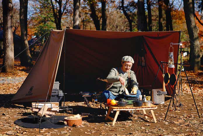 ソロキャンプで料理をする男性