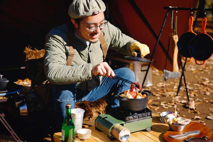 キャンプでおでんを作る男性