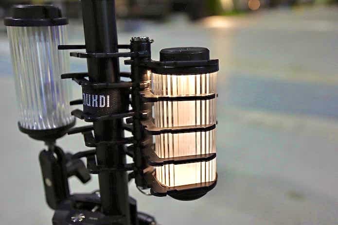 ガレージブランドNUXDI（ニューエンダイ）の小型LEDホルダー。爪のようなパーツは角度を変えることができ、テーブルの脚、ポール、フックなどに取り付けることができる。