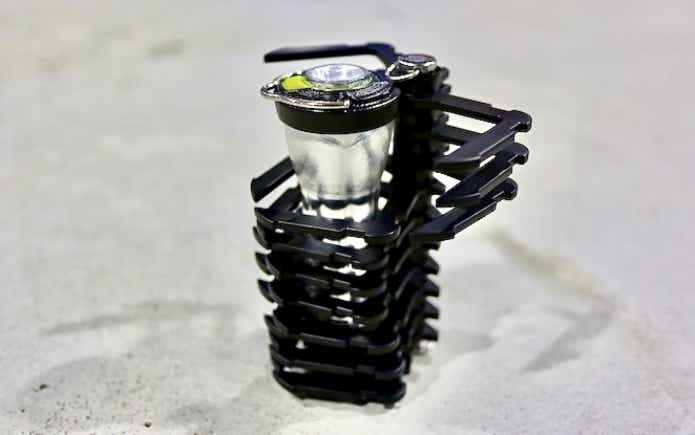ガレージブランドNUXDI（ニューエンダイ）の小型LEDホルダー。爪のようなパーツがびっしりついている。