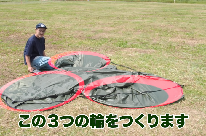 大型ポップアップテントのたたみ方④：テントを折りたたんで3つの輪を作る