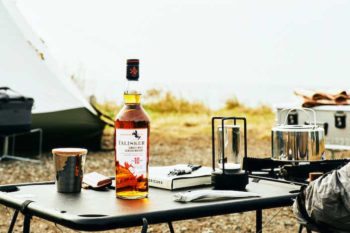 キャンプの卓上にあるタリスカーウイスキー