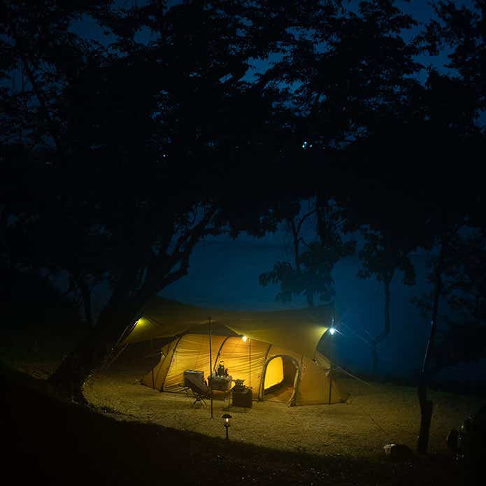 LEDランタンで照らしたキャンプサイト