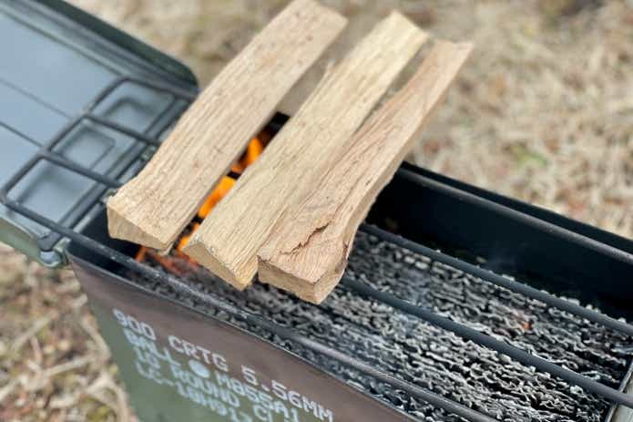 アモカンのストーブ「弾手箱」は薪への着火にも良い