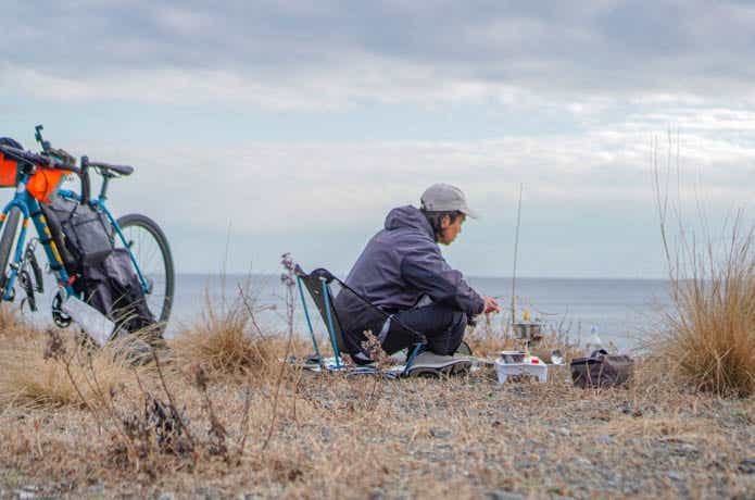 たかにぃさん海辺でのキャンプシーン