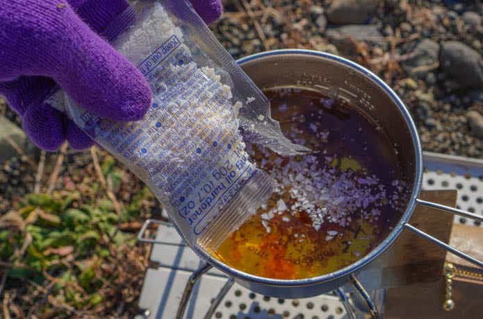 調理後の油に凝固剤投入