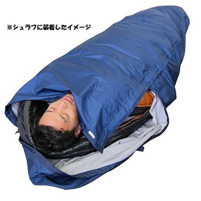 シュラフカバーが装着されたシュラフで寝る男性
