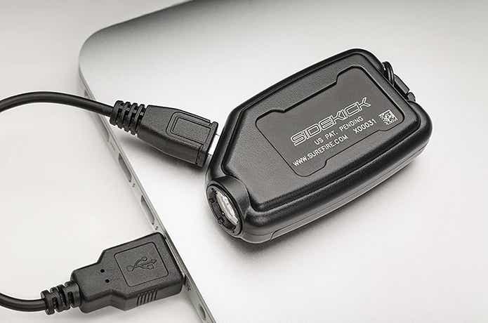 USB充電中のSUREFIRE「SIDEKICK-A 」
