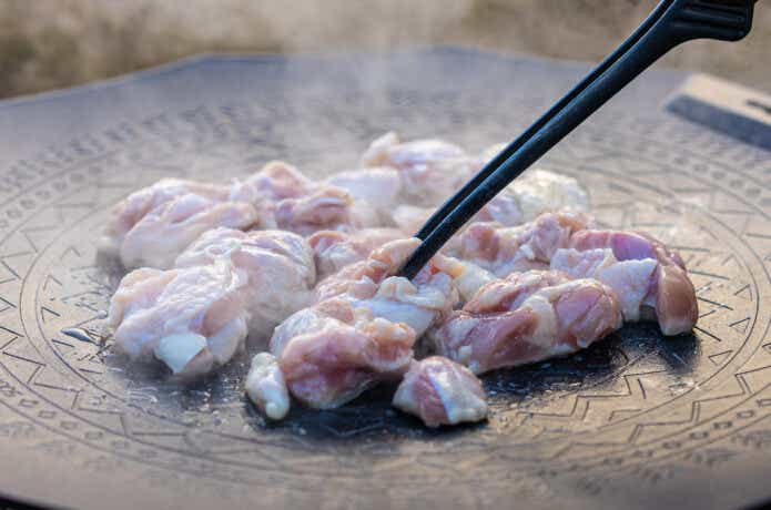 マルチグリドルで鶏もも肉を炒める